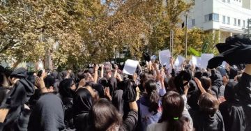 إيران تحجب الإنترنت والزعيم الأعلى يحذر المحتجين