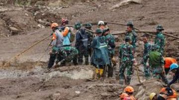 ارتفاع عدد قتلى انهيار أرضي في إندونيسيا إلى 49
