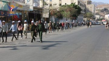 تعز.. مسير لخريجي دورات التعبئة من فرع جامعة العلوم بالحوبان