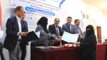 تكريم خريجي الدفعة الأولى من خريجي الدكتوراه من مركز إدارة الأعمال بجامعة صنعاء تكريم خريجي الدفعة الأولى من خريجي الدكتوراه من مركز إدارة الأعمال بجامعة صنعاء