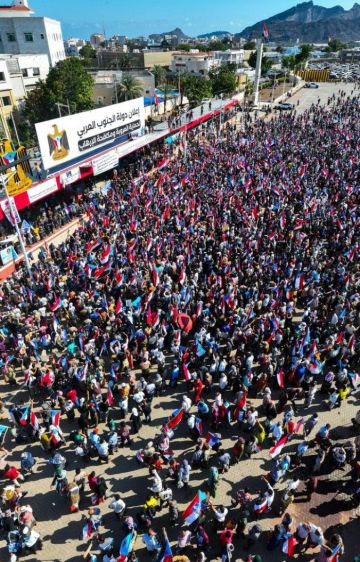 توافد الآلاف إلى ساحة العروض دعما لـالانتقالي والإعلان الدستوري