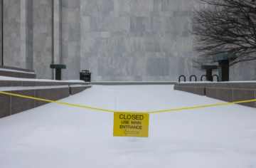 جثث بالعراء ومطارات معطلة ومتاجر خاوية.. عاصفة ثلجية تضرب أمريكا بقوة