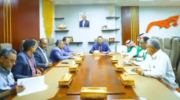 رفع صورة العليمي لأول مرة.. محافظ عدن يبحث مع وفد سعودي تنفيذ مشروع الطريق البحري وحلولا لجسر البريقة