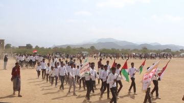 عرض شعبي لخريجي دورات طوفان الأقصى في المنصورية بالحديدة