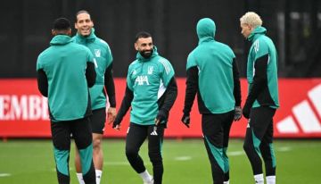 على رأسهم صلاح وفان دايك.. 15 لاعبًا يضعون ليفربول في ورطة كبرى