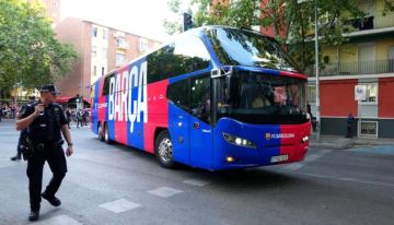 حافلة برشلونة تتعرض لحادث قبل مواجهة راسينج