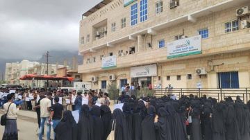 طلاب جامعة سقطرى يتظاهرون بعد إغلاقها من قبل الإمارات