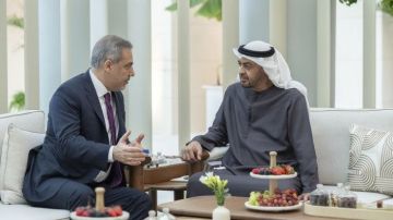 رئيس الإمارات يستقبل وزير الخارجية التركي في قصر الشاطئ