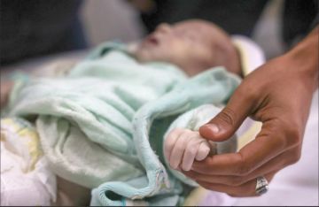 الفرا يحذر من تصاعد وفيات الرضع في غزة بسبب البرد القارس واستمرار النزوح