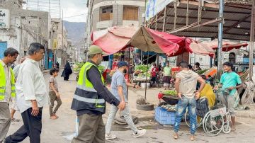 عدن.. مدير عام صيرة ينفذ نزولا ميدانيا لتفقد أسواق المديرية