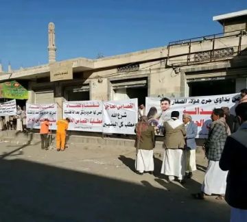 رجال قبائل ريمة يتوافدون إلى محيط محكمة في صنعاء مع بدء أولى جلسات محاكمة قتلة الضبيبي وزوجته رجال قبائل ريمة يتوافدون إلى محيط محكمة في صنعاء مع بدء أولى جلسات محاكمة قتلة الضبيبي وزوجته