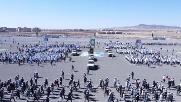 عرض طلابي حاشد لقوات التعبئة من منتسبي الجامعات والمعاهد الحكومية في ذمار