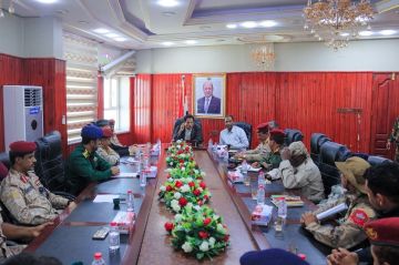 محافظ المهرة يترأس اجتماع اللجنة الأمنية ويؤكد أهمية التنسيق بين الوحدات العسكرية والأمنية