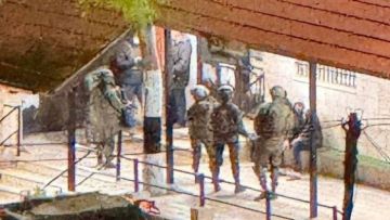 قوات الاحتلال تحتجز مصلين داخل المسجد القديم برام الله