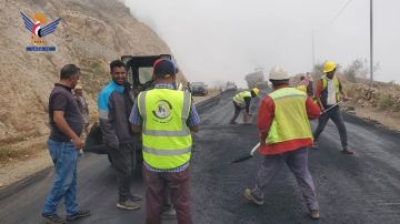 بدء أعمال السفلتة ضمن مشروع صيانة طريق المحويت - القناوص 