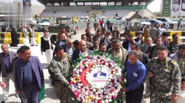 قيادة الهيئة العليا للأدوية تزور أضرحة الشهداء الصماد والرهوي والغماري قيادة الهيئة العليا للأدوية تزور أضرحة الشهداء الصماد والرهوي والغماري