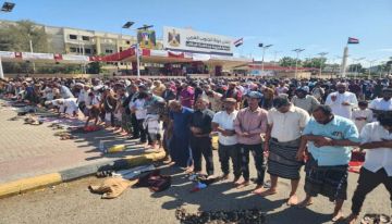 آلاف الجنوبيين يؤدون صلاة الجمعة في ساحة العروض استعدادا لمليونية تأييد الإعلان الدستوري آلاف الجنوبيين يؤدون صلاة الجمعة في ساحة العروض استعدادا لمليونية تأييد الإعلان الدستوري