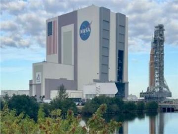 ناسا تنقل صاروخها الضخم إلى منصة الإطلاق بفلوريدا تمهيدا لـأرتميس 2