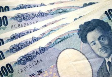 الين يتراجع لأدنى مستوى في عام ونصف والدولار يكافح الين يتراجع لأدنى مستوى في عام ونصف والدولار يكافح