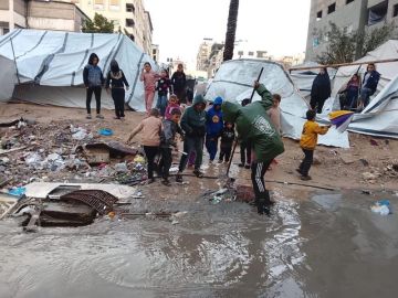 بلدية غزة تواصل جهودها في مواجهة المنخفض رغم شح الإمكانيات