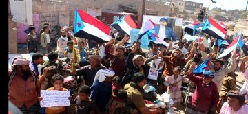 مظاهرة حاشدة في كرش بلحج تندد بالعدوان السعودي وتبارك قرارات الرئيس الزبيدي