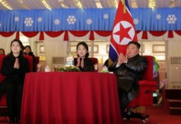 ابنة زعيم كوريا الشمالية تزور ضريح العائلة