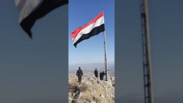 قلعة القاهرة بتعز تنكس العلم الوطني حدادا على رحيل علي سالم البيض