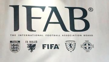 البطاقات الحمراء وتقنية الفار وقانون التسلل على طاولة IFAB