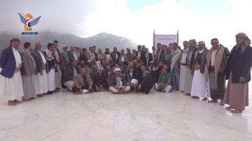 قيادة وكوادر المؤسسة العامة للطرق تزور ضريح الشهيد القائد بصعدة