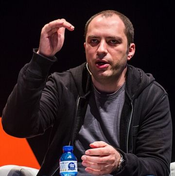 في عيد ميلاده.. كم تبلغ ثروة مؤسس (واتساب)؟