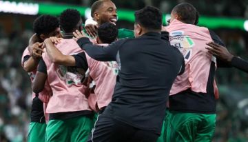 أهلي جدة يُضيّق الخناق على الهلال بثلاثية في نيوم