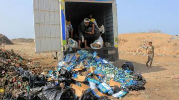 إتلاف 9 أطنان من المواد الغذائية منتهية الصلاحية في الحديدة