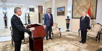 كواليس الاستقالة المفاجئة للسفير اليمني في واشنطن.. وهروبه الغامض إلى أبوظبي وما فعله قبل المغادرة