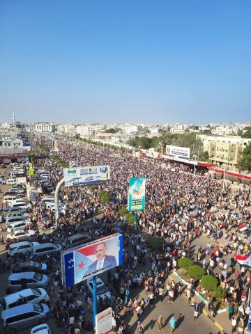 آلاف المتظاهرين يحتشدون في عدن دعما للمجلس الانتقالي الجنوبي وتأكيدا على مطالبهم بـ استعادة دولة الجنوب 