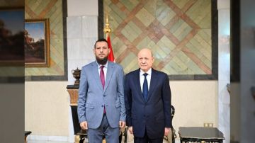 عبدالرحمن شيخ يؤدي اليمين الدستورية وزيرا للدولة ومحافظا لعدن أمام الرئيس العليمي عبدالرحمن شيخ يؤدي اليمين الدستورية وزيرا للدولة ومحافظا لعدن أمام الرئيس العليمي