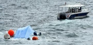 وفاة 3 سياح فرنسيين في حادث انقلاب قارب قبالة سواحل سلطنة عمان وفاة 3 سياح فرنسيين في حادث انقلاب قارب قبالة سواحل سلطنة عمان