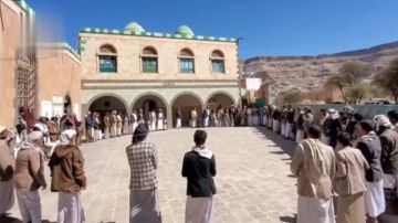 وقفات حاشدة في صنعاء استمرارا في التعبئة واستعدادا لجولة الصراع القادمة وقفات حاشدة في صنعاء استمرارا في التعبئة واستعدادا لجولة الصراع القادمة