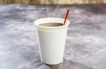 دراسة تكشف مخاطر شرب القهوة من الأكواب البلاستيكية