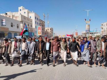 مئات المتظاهرين في عتق ينددون بالعدوان السعودي على الجنوب مئات المتظاهرين في عتق ينددون بالعدوان السعودي على الجنوب