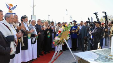 النعيمي والوهباني وبن حبتور ومفتاح يزورون أضرحة الشهداء الصماد والرهوي والغماري ورفاقهم