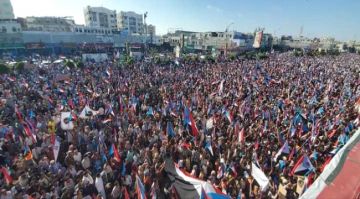 حشود الوفاء والقرار: الجنوب يلتف حول الزبيدي ويكسر محاولات الإخضاع حشود الوفاء والقرار: الجنوب يلتف حول الزبيدي ويكسر محاولات الإخضاع