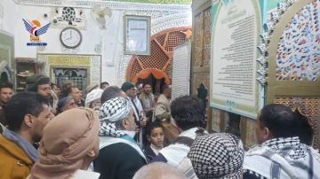 قيادات محلية ووجهاء من مديرية شعوب تزور ضريح الشهيد القائد بصعدة قيادات محلية ووجهاء من مديرية شعوب تزور ضريح الشهيد القائد بصعدة