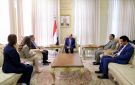 رئيس الوزراء يبحث مع السفير الأمريكي تطورات الأوضاع في اليمن وآفاق التعاون المشترك - ye