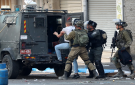 قوات الاحتلال تعتقل 3 فلسطينيين في الأغوار وتحاصر مسجدا وتحتجز المصلين في رام الله