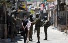 العدو الصهيوني يشن حملة اعتقالات في الضفة ويعيد اعتقال أسرى فلسطينيين محررين
