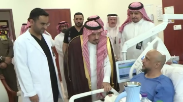 أمير منطقة الرياض يتفقد المصابين في اعتداء مطار الرياض أمير منطقة الرياض يتفقد المصابين في اعتداء مطار الرياض