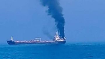 احتراق ناقلة نفط في مضيق هرمز جراء لغم بحري احتراق ناقلة نفط في مضيق هرمز جراء لغم بحري