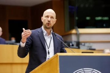 برلماني أوروبي يدعو إلى إنهاء التدخلات الخارجية في اليمن برلماني أوروبي يدعو إلى إنهاء التدخلات الخارجية في اليمن