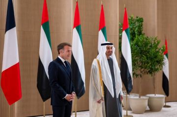 الشيخ محمد بن زايد في مقدمة مستقبليه..الرئيس الفرنسي يصل البلاد في زيارة رسمية الشيخ محمد بن زايد في مقدمة مستقبليه..الرئيس الفرنسي يصل البلاد في زيارة رسمية
