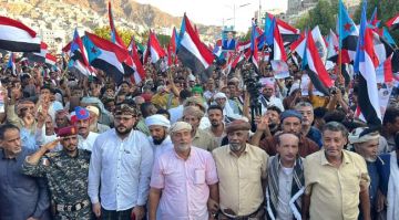 مليونية المكلا تجدد التفويض للرئيس الزبيدي وتؤكد مساندة القوات الجنوبية في مواجهة الحوثيين مليونية المكلا تجدد التفويض للرئيس الزبيدي وتؤكد مساندة القوات الجنوبية في مواجهة الحوثيين